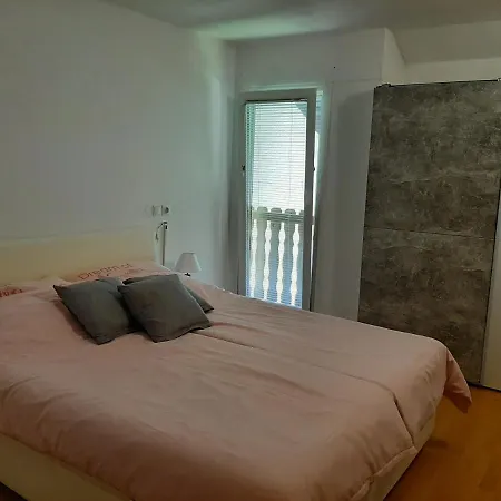 Apartma Lina *