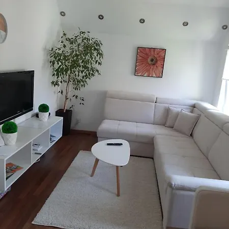 Apartma Lina *